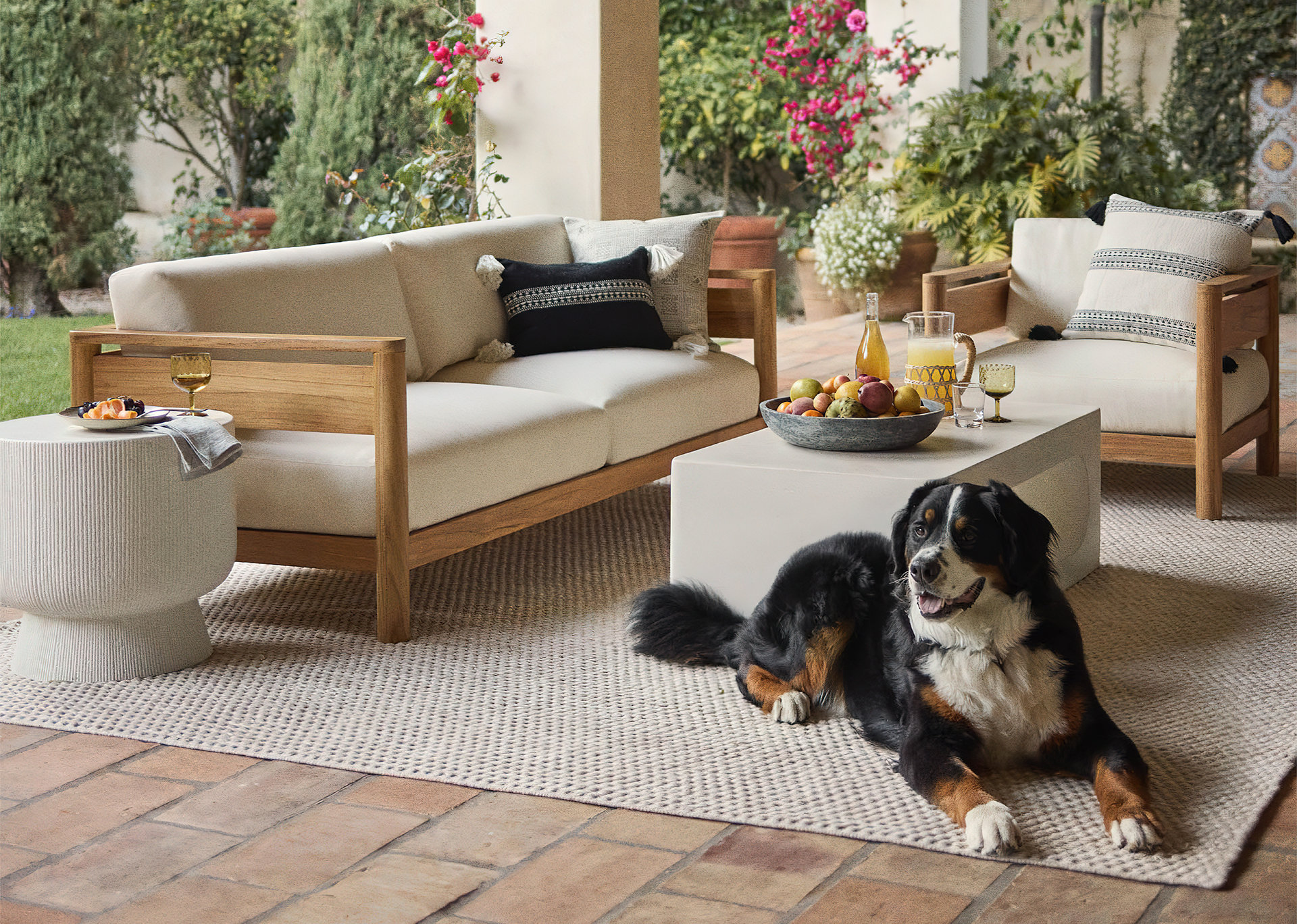 Outdoor furniture set mixing textures and colors.